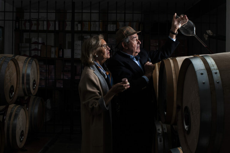 I fondatori della Fattoria di Montechiari Moreno Panattoni e Catherine Pirmez in cantina a fare i saggi del vino