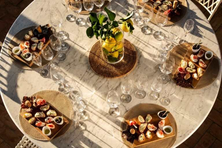 Una degustazione di vini toscani e cibi deliziosi nel cuore della Toscana. La tavola apparecchiata con i calici e i finger food