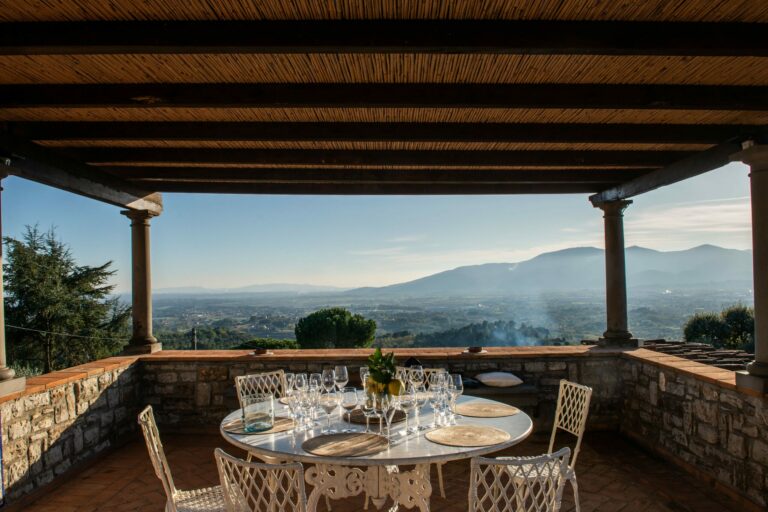 La vista del panorama delle colline toscane e dalla piana lucchese dalla Fattoria di Montechiari